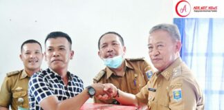 Wakil Walikota Menyerahkan Bantuan Kepada Masyarakat Kota Metro
