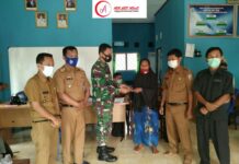 Babinsa Koramil 06/Baradatu Dampingi Pembagian BLT DD Di Kampung Way Tuba