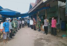 Forkopimcam Sribhawono Semprotkan Disinfektan Di Pasar Srimenanti