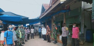 Forkopimcam Sribhawono Semprotkan Disinfektan Di Pasar Srimenanti