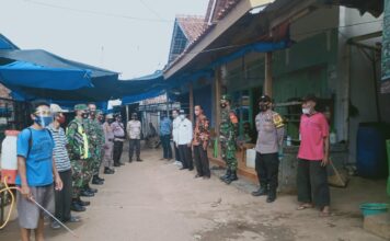Forkopimcam Sribhawono Semprotkan Disinfektan Di Pasar Srimenanti