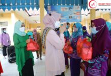 Ketua DWP Dampingi Bunda Dessy Untuk Serahkan Bansos Pada PTK Paud Di 3 Kecamatan