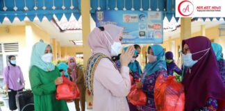 Ketua DWP Dampingi Bunda Dessy Untuk Serahkan Bansos Pada PTK Paud Di 3 Kecamatan