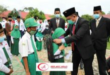 Bupati Lambar Berikan Santunan Pada Anak Yatim Piatu Dalam Peringati HAB Ke-75