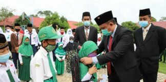 Bupati Lambar Berikan Santunan Pada Anak Yatim Piatu Dalam Peringati HAB Ke-75