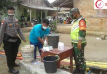 Babinsa koramil 427-01/pkr Menghimbau Masyarakat Kampung Gedong Jaya Negarabatin Untuk Laksanakan 4M