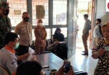 Babinsa Koramil 427-02/Kasui Melaksanakan Pengamanan Penyaluran Dana BST Tahap 1 Tahun 2021.