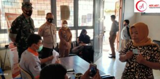 Babinsa Koramil 427-02/Kasui Melaksanakan Pengamanan Penyaluran Dana BST Tahap 1 Tahun 2021.