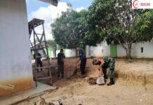 Babinsa Koramil 427-03 Dan Aparatur Kampung Sangkaran Laksanakan Pembersihan Di Sekitar Kantor Kampung