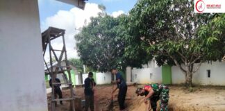 Babinsa Koramil 427-03 Dan Aparatur Kampung Sangkaran Laksanakan Pembersihan Di Sekitar Kantor Kampung