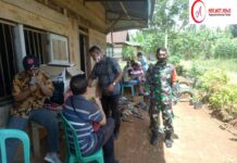 Babinsa Koramil 427-05/Banjit Himbau Masyarakat Kampung Campang Agar Memakai Masker Saat Diluar Rumah