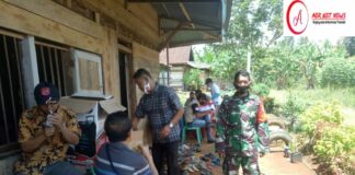 Babinsa Koramil 427-05/Banjit Himbau Masyarakat Kampung Campang Agar Memakai Masker Saat Diluar Rumah