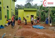 Babinsa Koramil427-02/Kasui Bersama Masyarakat Laksanakan Gotong royong di Masjid Al-Fahad