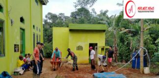 Babinsa Koramil427-02/Kasui Bersama Masyarakat Laksanakan Gotong royong di Masjid Al-Fahad