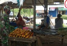 Dansub Ramil 427-04/Bahuga Kodim 0427/Way Kanan Dan Babinsa Kembali Tertibkan Prokes Di Pasar Tradisional.