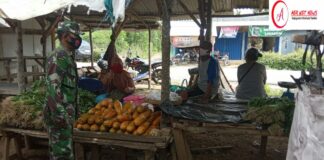 Dansub Ramil 427-04/Bahuga Kodim 0427/Way Kanan Dan Babinsa Kembali Tertibkan Prokes Di Pasar Tradisional.
