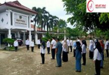 Sekda Nirlan Pimpin Apel Pagi Di Halaman Kantor Bappeda Pemkab Lamteng