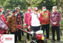 Ketua Komisi IV DPR RI Serahkan Bantuan Kepada Kelompok Tani Di Lamteng