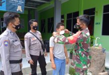 Babinsa Koramil 427-01/KPR Himbau Warga Agar Selalu Pakai Masker Saat Berkegiatan Diluar Rumah