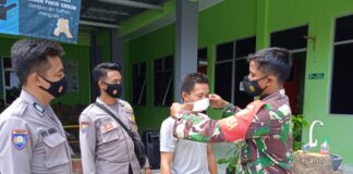 Babinsa Koramil 427-01/KPR Himbau Warga Agar Selalu Pakai Masker Saat Berkegiatan Diluar Rumah