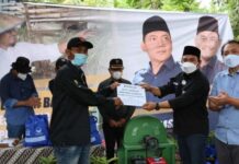 Ketua DPD NasDem Lamsel Serahkan Alat Cacah Rumput Untuk KTH
