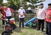 Ketua DPRD Lampung Dampingi Sudin Bagikan Alsitan di Lamteng