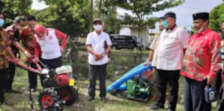 Ketua DPRD Lampung Dampingi Sudin Bagikan Alsitan di Lamteng