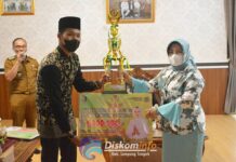 KETUA LEMBAGA SENi & QASIDAH INDONESIA KABUPATEN LAMPUNG TENGAH MENYERAHKAN PIALA & HADIAH UNTUK PEMENANG ACARA FESTIVAL QASIDAH & BINTANG VOKALIS PROVINSI LAMPUNG