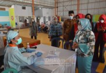 KETUA TP PKK KABUPATEN LAMPUNG TENGAH HADIRI IMPLEMENTASI VAKSINASI COVID-19 BAGI MASYARAKAT DI PT. NANAS RAKSASA HEBAT