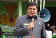 BUPATIi LAMPUNG TENGAH MUSA AHMAD TINJAU LANGSUNG PELAKSANAAN VAKSIN BAGI PELAJAR & TENAGA PENDIDIK