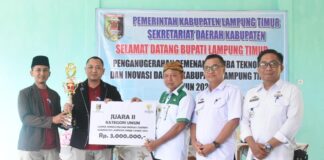 Bupati Lampung Timur Serahkan Hadiah Pemenang Lomba Teknologi dan Inovasi Daerah 2022
