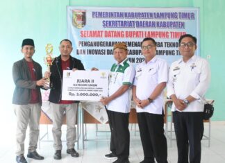 Bupati Lampung Timur Serahkan Hadiah Pemenang Lomba Teknologi dan Inovasi Daerah 2022