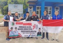 Kaban Kesbangpol Serahkan 200 Bendera Merah Putih Pada PWI Lamtim