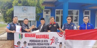 Kaban Kesbangpol Serahkan 200 Bendera Merah Putih Pada PWI Lamtim