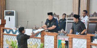 DPRD Lamtim Rapat Paripurna Dengar Pendapat Bupati Tentang Raperda