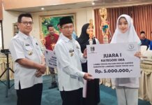 Sekda Kab Lamtim Serahkan Hadiah Pemenang Lomba Teknologi dan Inovasi Daerah