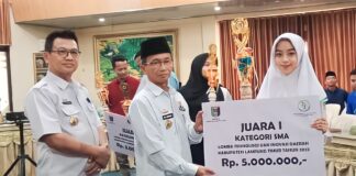 Sekda Kab Lamtim Serahkan Hadiah Pemenang Lomba Teknologi dan Inovasi Daerah