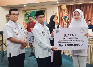 Sekda Kab Lamtim Serahkan Hadiah Pemenang Lomba Teknologi dan Inovasi Daerah