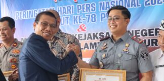 Peringatan HPN dan Hut ke-78 PWI: Kepala Rutan Sukadana Abdul Aziz Terima Piagam Penghargaan