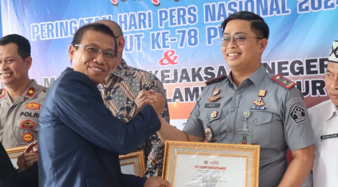 Peringatan HPN dan Hut ke-78 PWI: Kepala Rutan Sukadana Abdul Aziz Terima Piagam Penghargaan