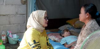 Mbak Ela Berikan Perhatian Kepada Warga Yang Sakit Lumpuh Bertahun-Tahun