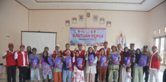 Ketua PMI Timur, Azwar Hadi, Salurkan Bantuan Beras di Pasir Sakti dan Labuhan Maringgai