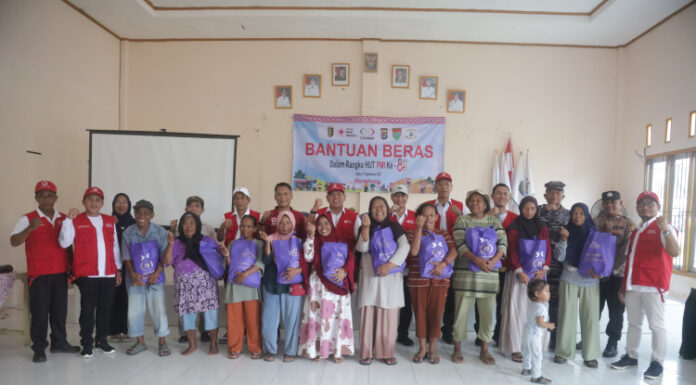 Ketua PMI Timur, Azwar Hadi, Salurkan Bantuan Beras di Pasir Sakti dan Labuhan Maringgai